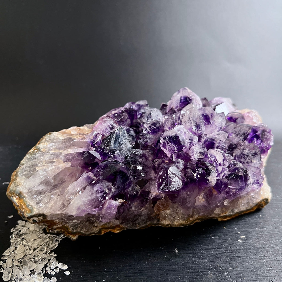 Amethyst Rohstein Geode | funkelnde violette Kristallspitzen | Brasilien Unikat | Happy Minerals