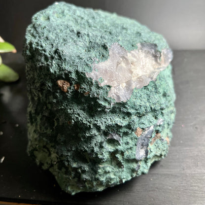 Amethyst Rohstein in grün-türkiser Malachit-Matrix mit transparenten Kristallclustern, raue Oberfläche | Happy Minerals