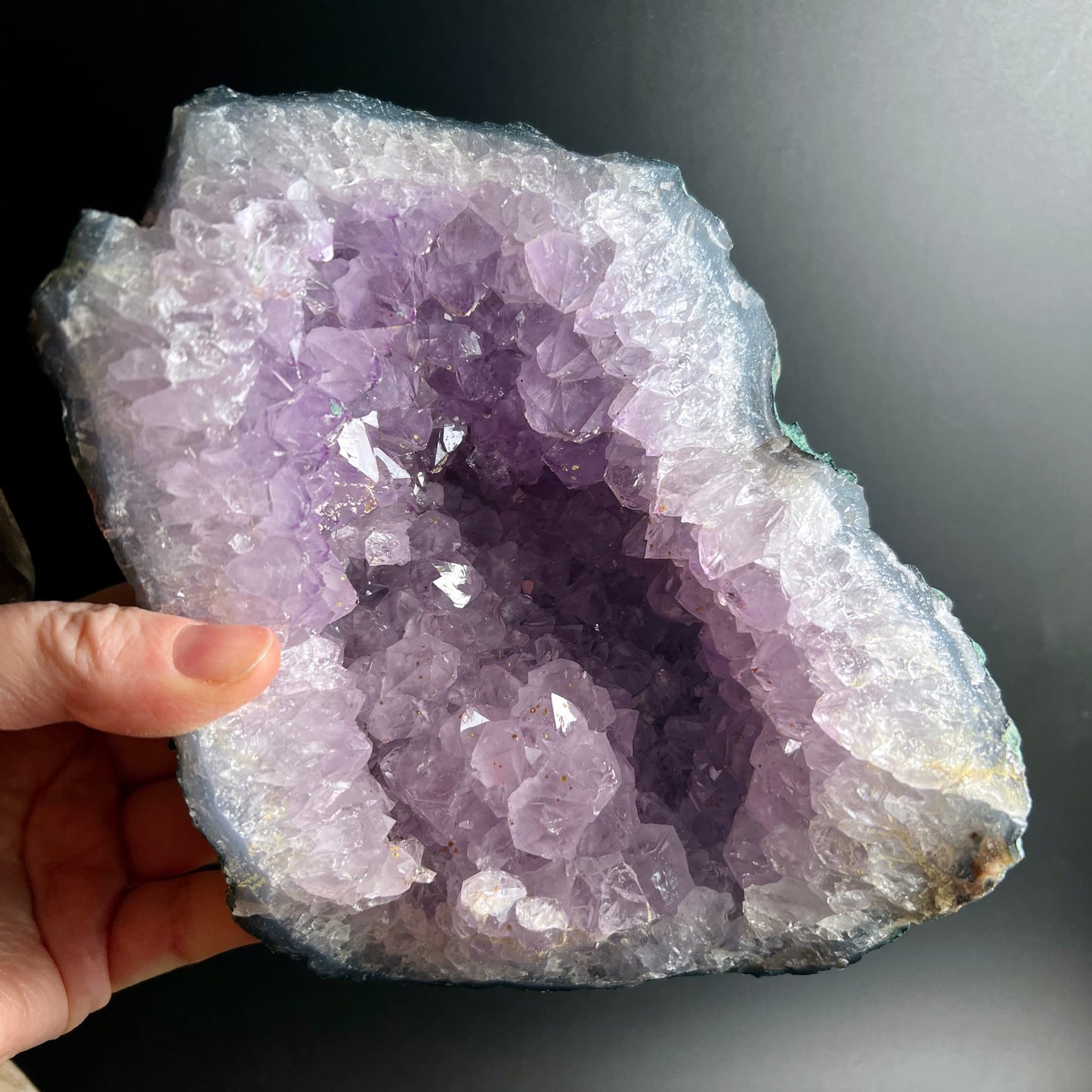 Amethyst Geode mit tiefviolettem Hohlraum, hellvioletten Kristallspitzen, silbrig-weissem Rand, 18cm | Happy Minerals