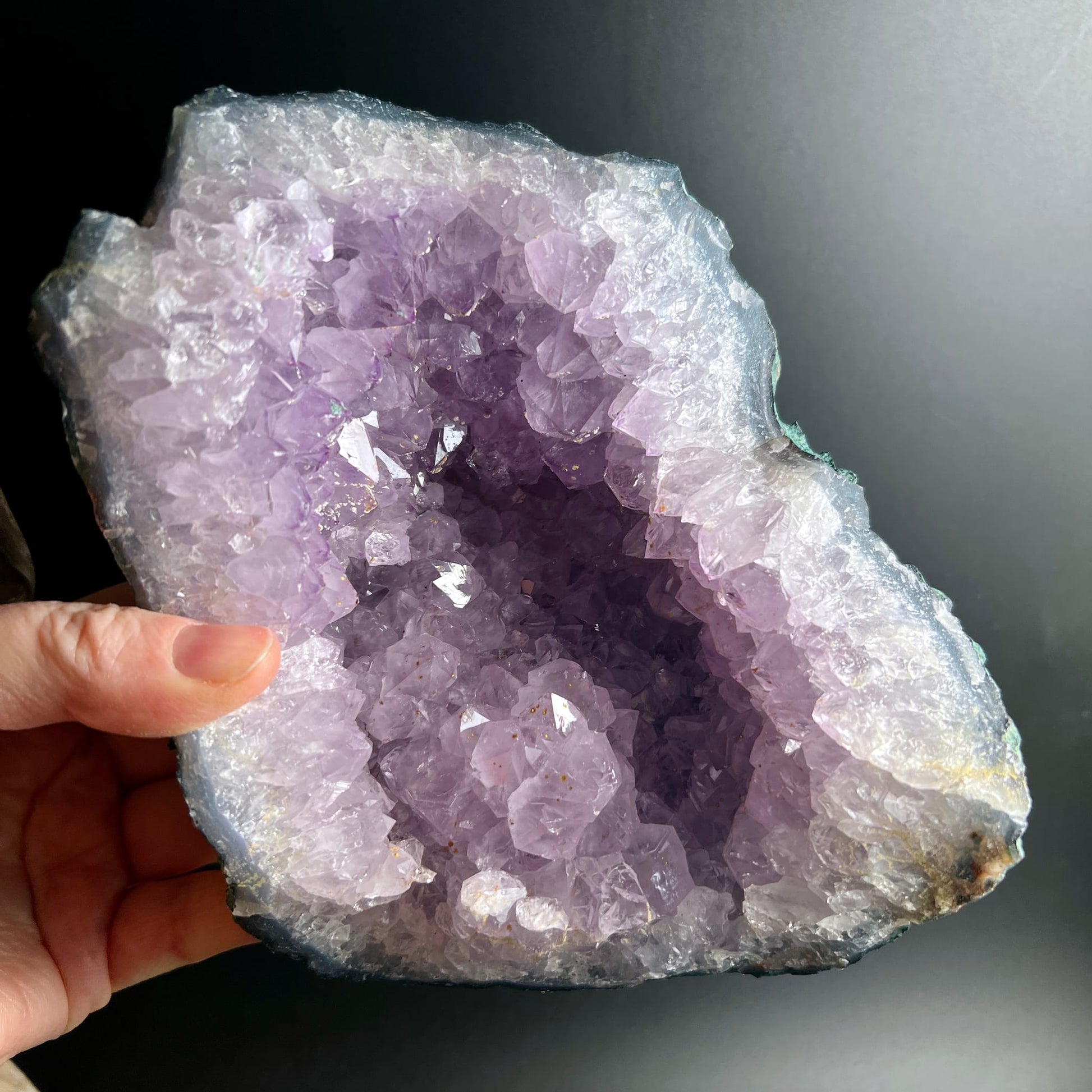 Amethyst Geode mit tiefviolettem Hohlraum, hellvioletten Kristallspitzen, silbrig-weissem Rand, 18cm | Happy Minerals