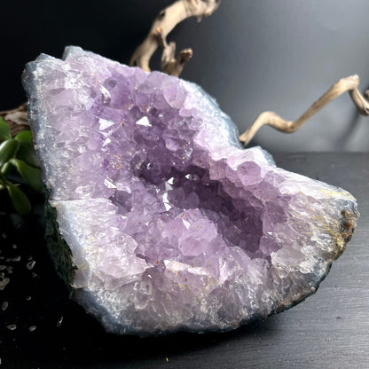 Amethyst Geode offen, hellviolette Kristallspitzen mit weiss-grauer Chalcedon-Randzone, drusenartige Hohlform | Happy Minerals