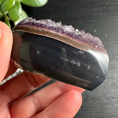 Amethyst Herz Uruguay | Profilansicht | natürliche Schichtung | violett braun | Kristallkante | Happy Minerals