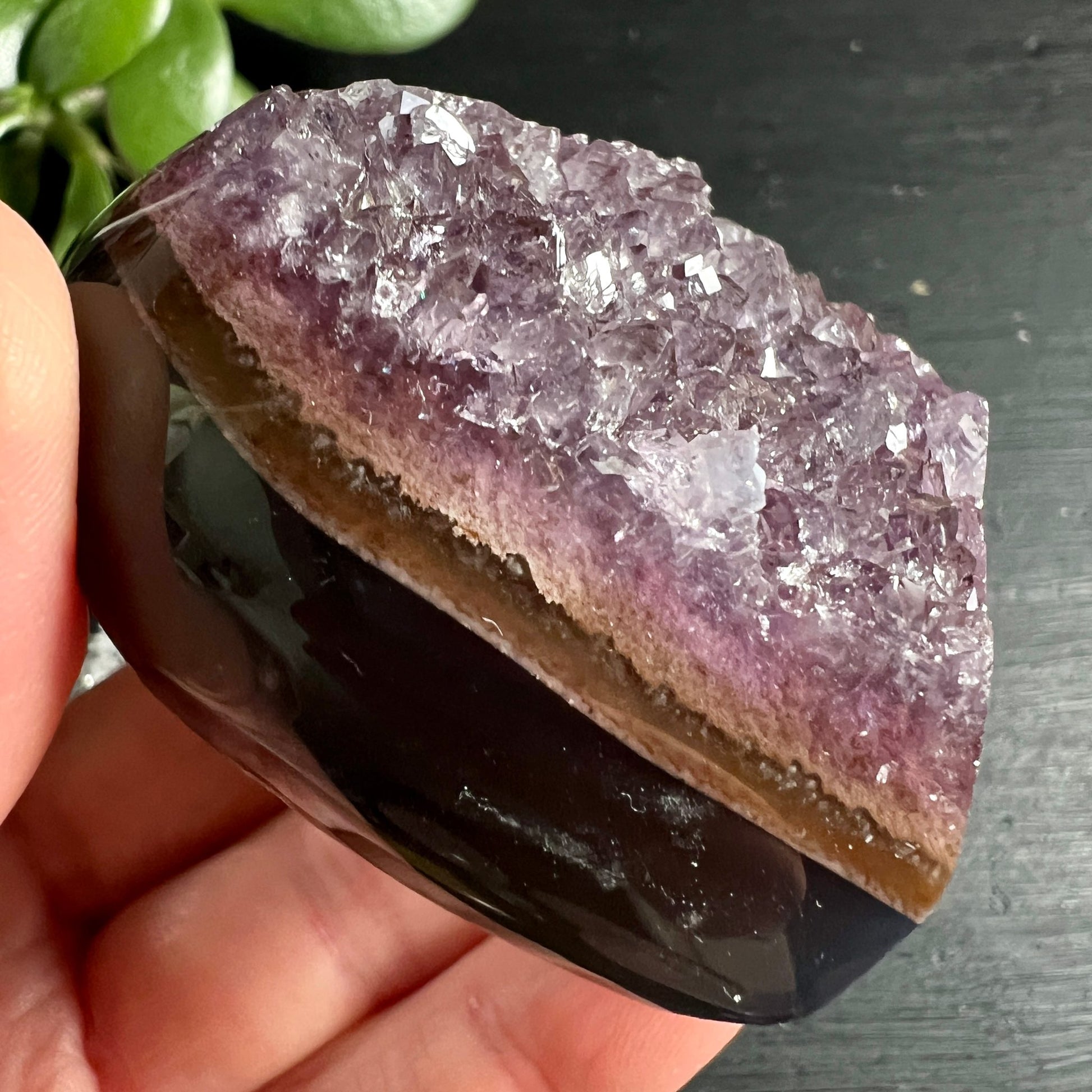 Amethyst Herz Uruguay | Seitenansicht | geschichtete Struktur | violette Kristalle | Happy Minerals