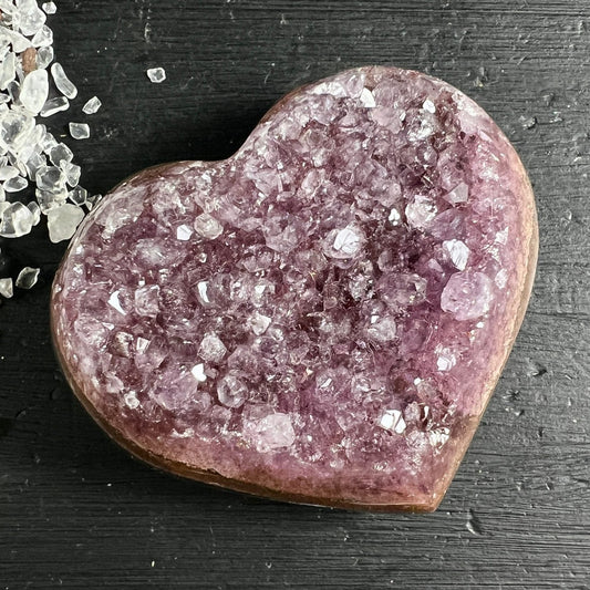 Amethyst Herz Uruguay | violett glitzernd | Kristalle funkeln | dunkles Holz | Happy Minerals