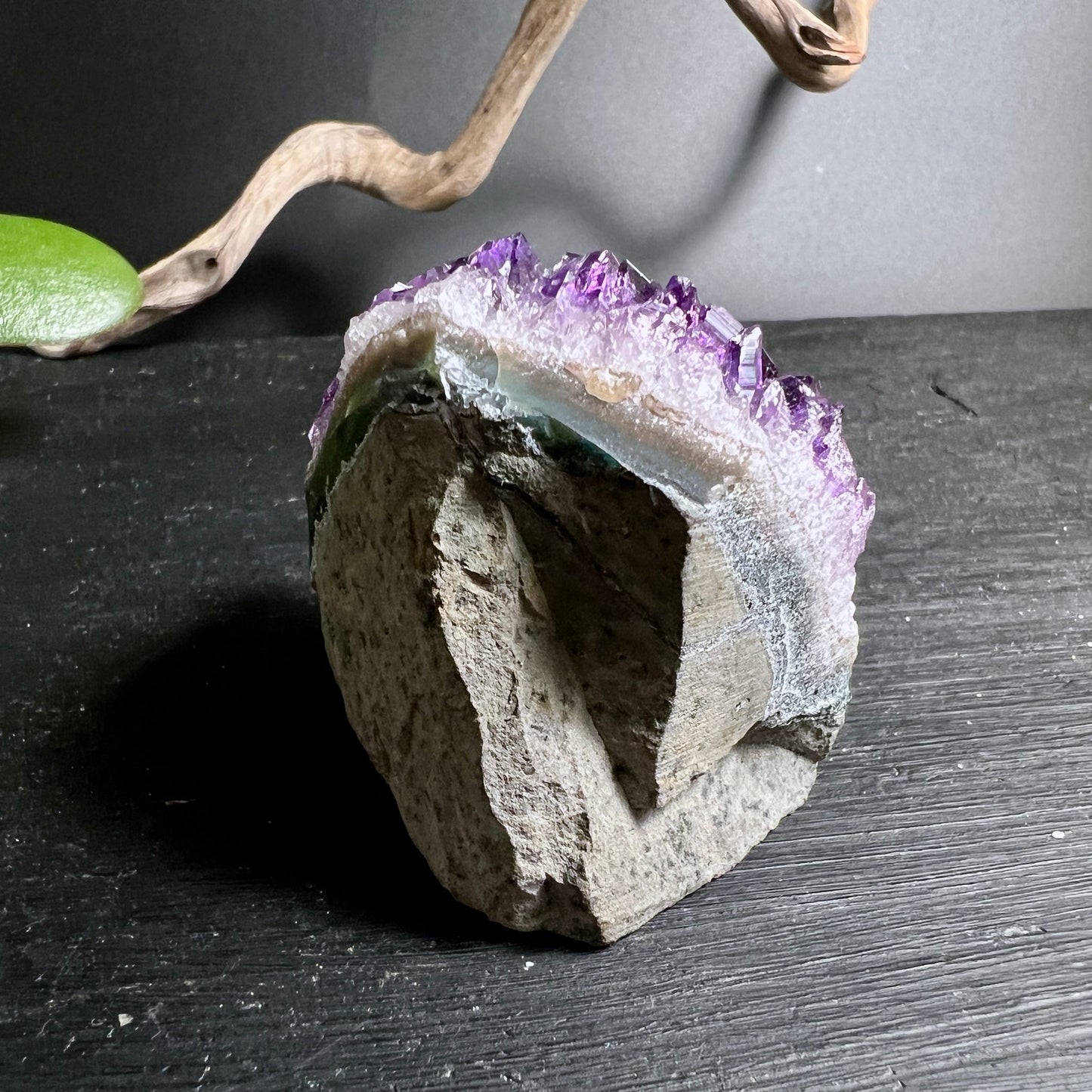 Amethyst Hoehle Uruguay | Kristallhoehle innen | violette Spitzen | rohe Druse | Geode natur | Happy Minerals