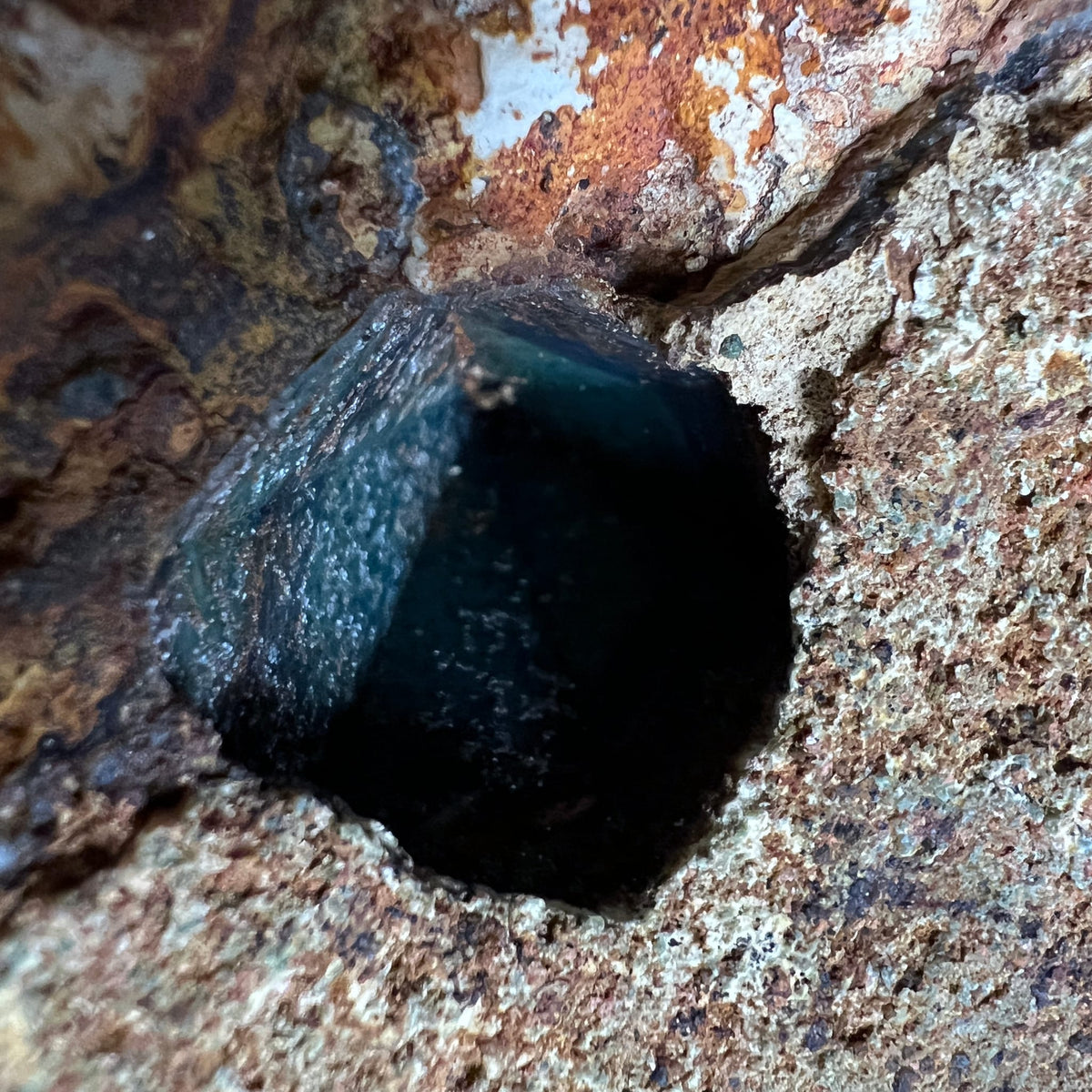 Amethyst Hohlraum Detail | kleiner blauvioletter Kristall im Inneren | Brasilien | Happy Minerals