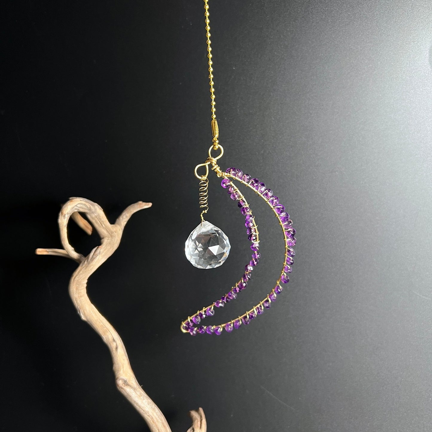 Schimmernde Amethyst Kette | Facettierte Steine | Messing gefasst | Holz Dekoration | Happy Minerals