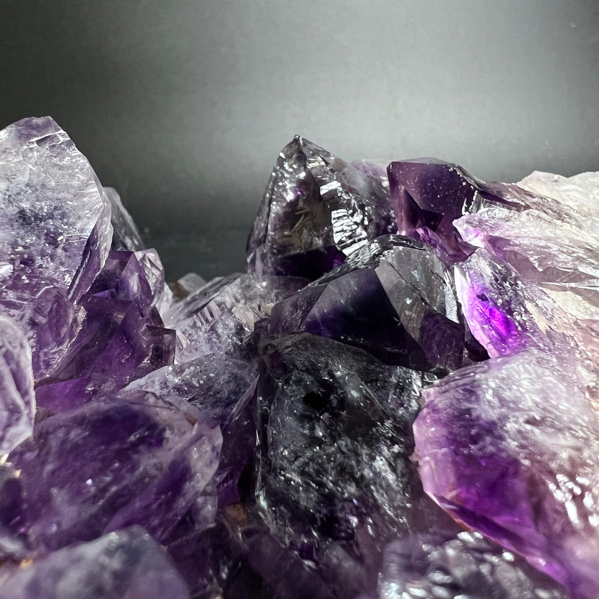 Amethyst Kristalle Makroaufnahme | dunkles Violett mit Glanzlichtern | Brasilien | Happy Minerals