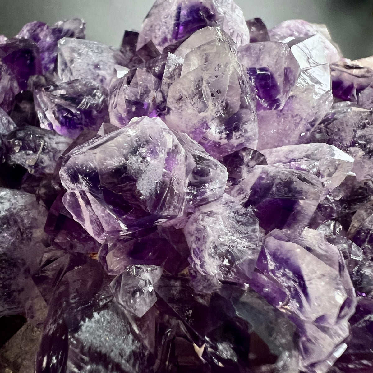 Amethyst Kristallspitzen Nahaufnahme | tiefviolette Facetten glänzend | Brasilien | Happy Minerals