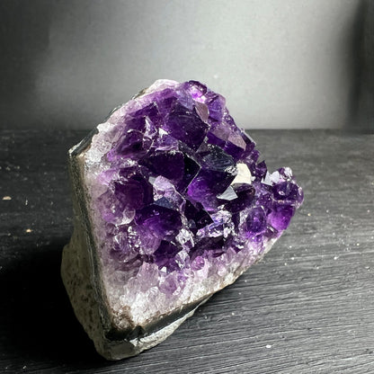 Amethyst roh Uruguay | violette Kristallspitzen | natuerliche Druse | Standflaeche | Premium Qualitaet | Happy Minerals