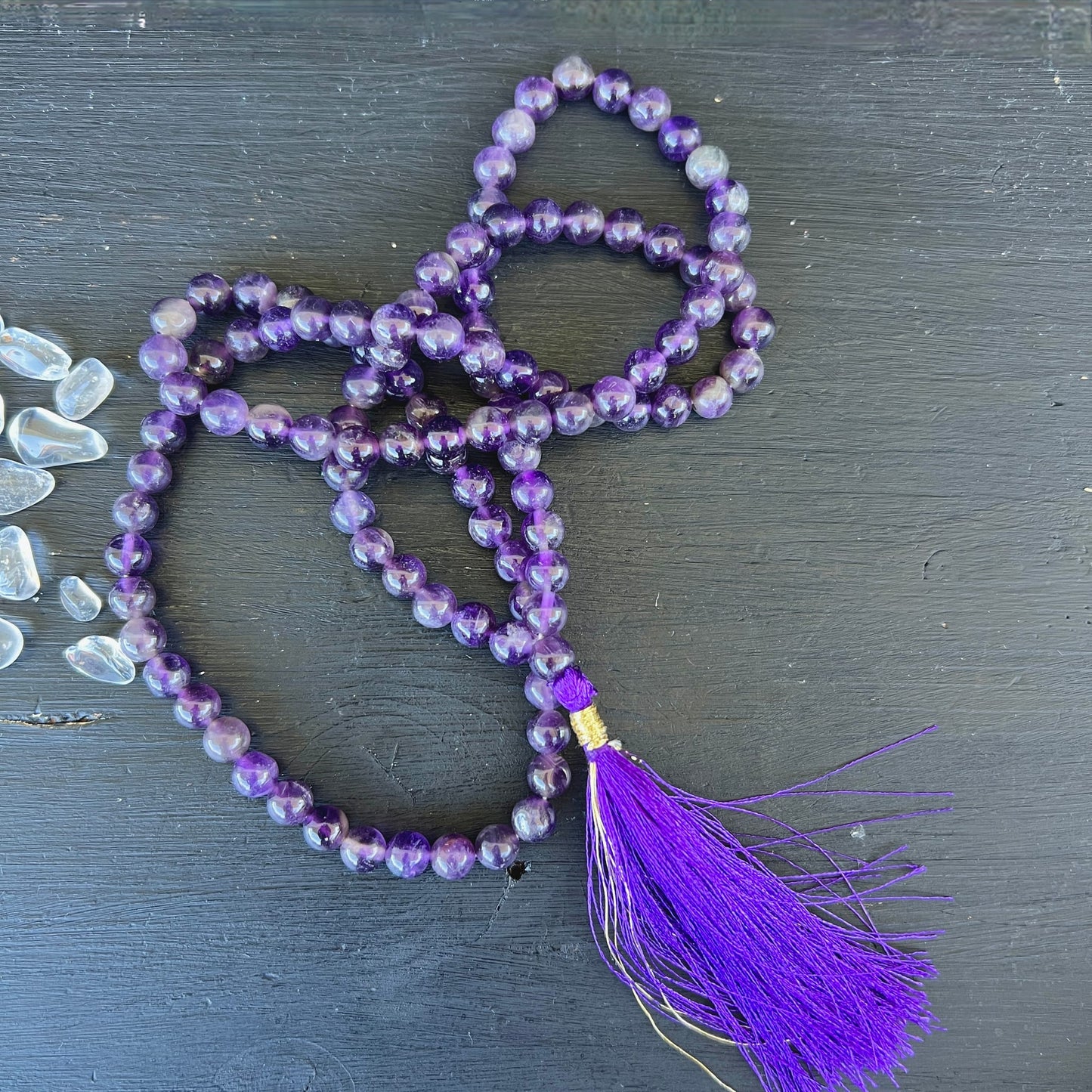 Amethyst Mala 108 Perlen | auf dunklem Holz drapiert | lila Quaste | Bergkristall | Indien | Happy Minerals