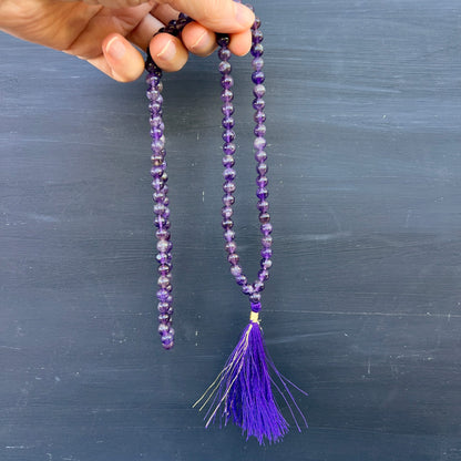 Amethyst Mala 108 Perlen | Hand hält violette Gebetskette | lila Quaste | Indien | Happy Minerals