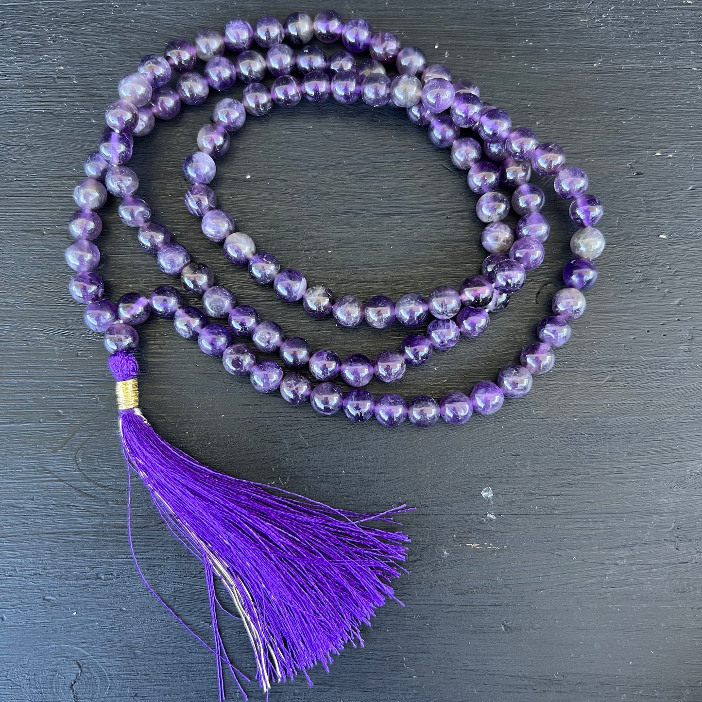 Amethyst Mala 108 Perlen | kreisförmig gelegt | tiefviolett | lila Seidenquaste | Indien | Happy Minerals