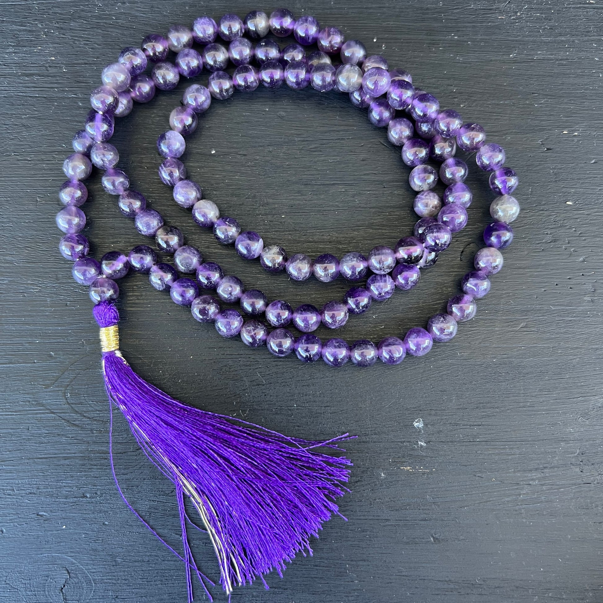 Amethyst Mala 108 Perlen | kreisförmig gelegt | tiefviolett | lila Seidenquaste | Indien | Happy Minerals