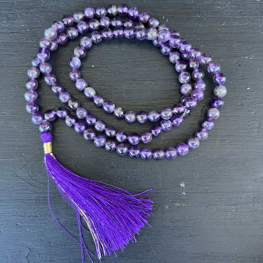 Amethyst Mala 108 Perlen | kreisförmig gelegt | tiefviolett | lila Seidenquaste | Indien | Happy Minerals