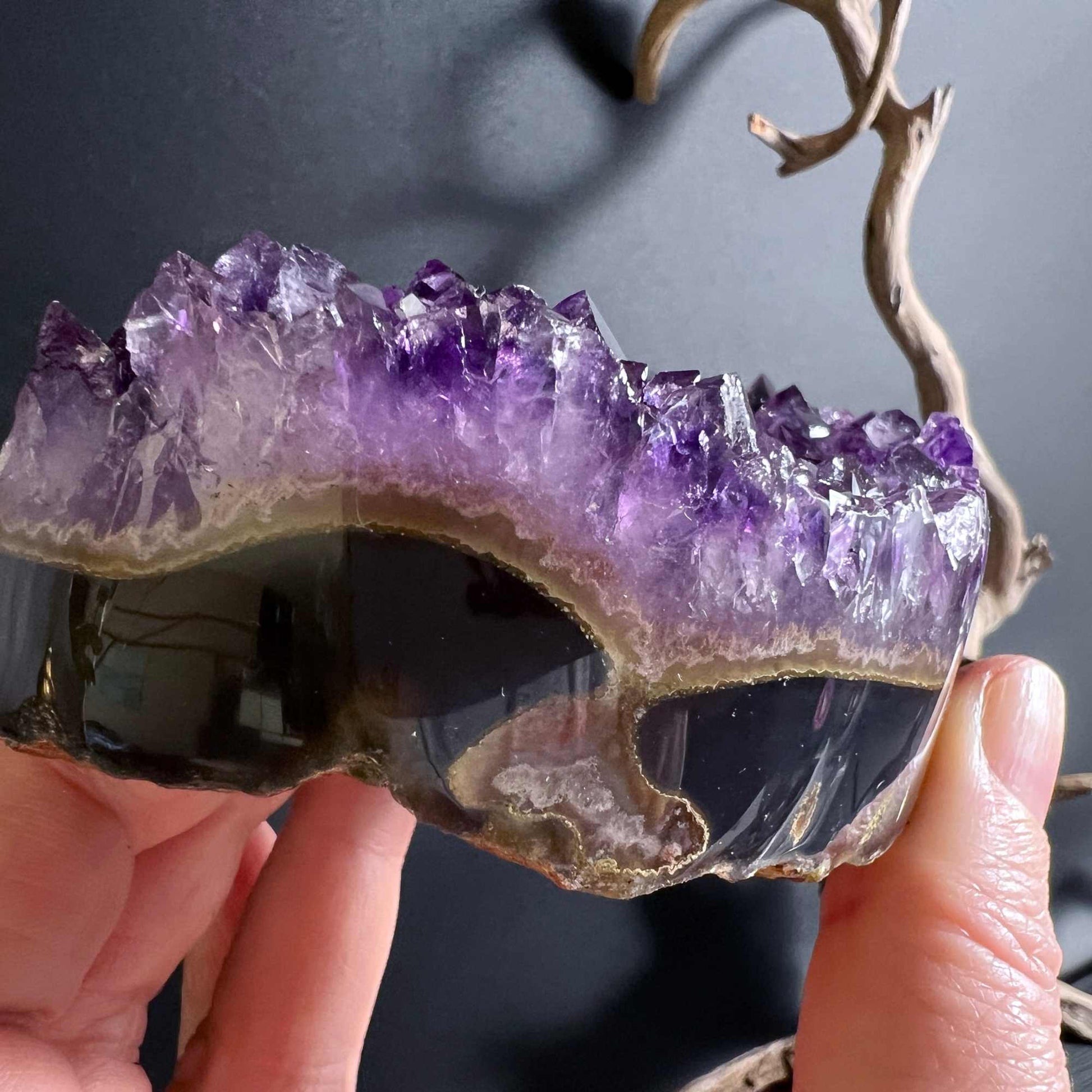 Amethyst Mond auf stabilem schwarzen Metallständer, dekorativ und kraftvoll | Happy Minerals