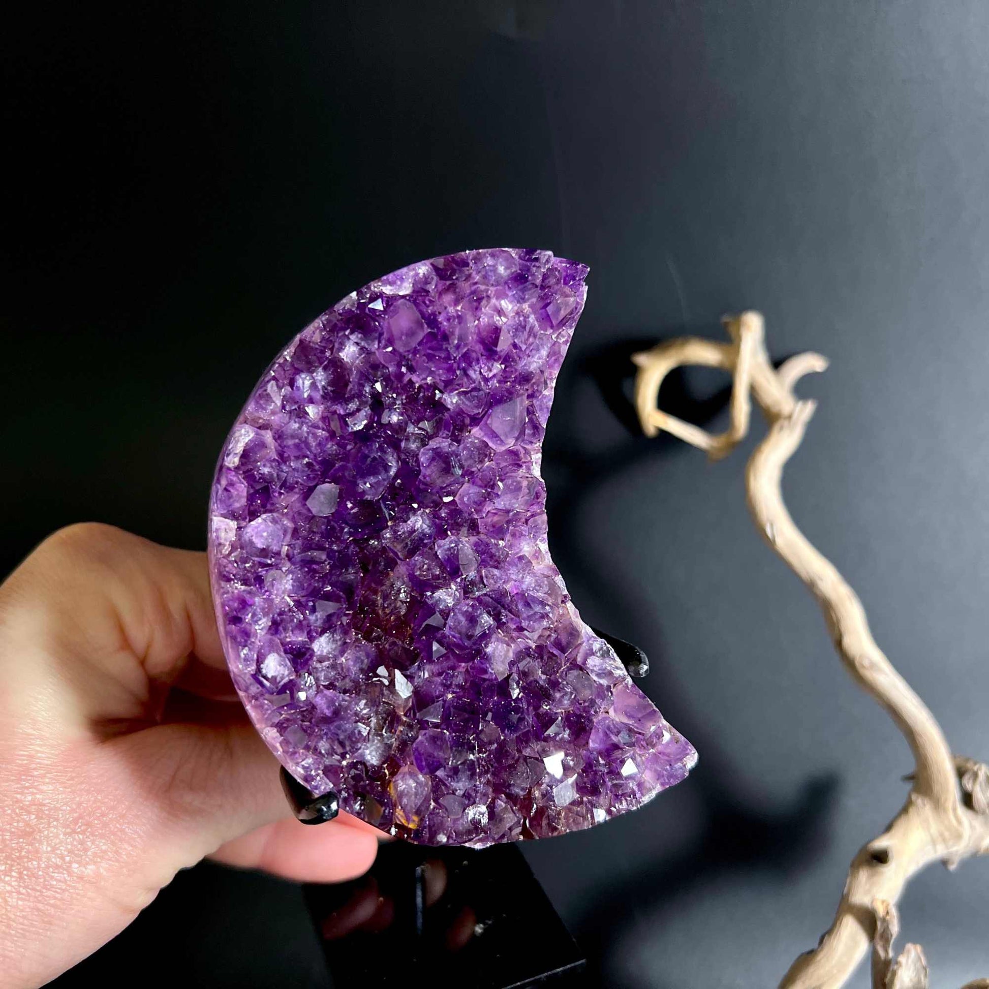  Detailaufnahme des leuchtenden Amethyst-Mondes mit Achatstruktur | Happy Minerals