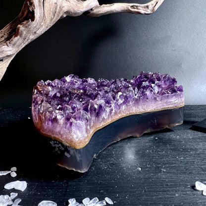 Detailaufnahme des leuchtenden Amethyst-Mondes mit Achatstruktur von der Seite | Happy Minerals