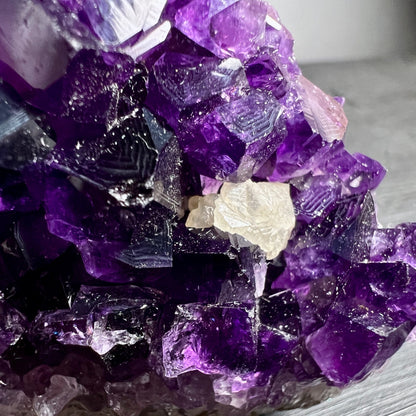Amethyst Nahaufnahme Uruguay | tiefviolette Kristalle | schwarze Einschluesse | Detailansicht roh | Happy Minerals