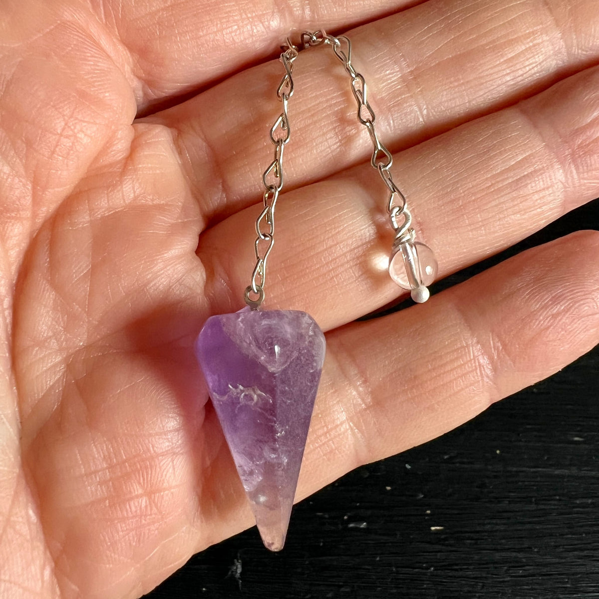 Amethyst-Pendel | In der Handfläche | Naturstein-Details | Happy Minerals