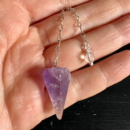 Amethyst-Pendel | In der Handfläche | Naturstein-Details | Happy Minerals