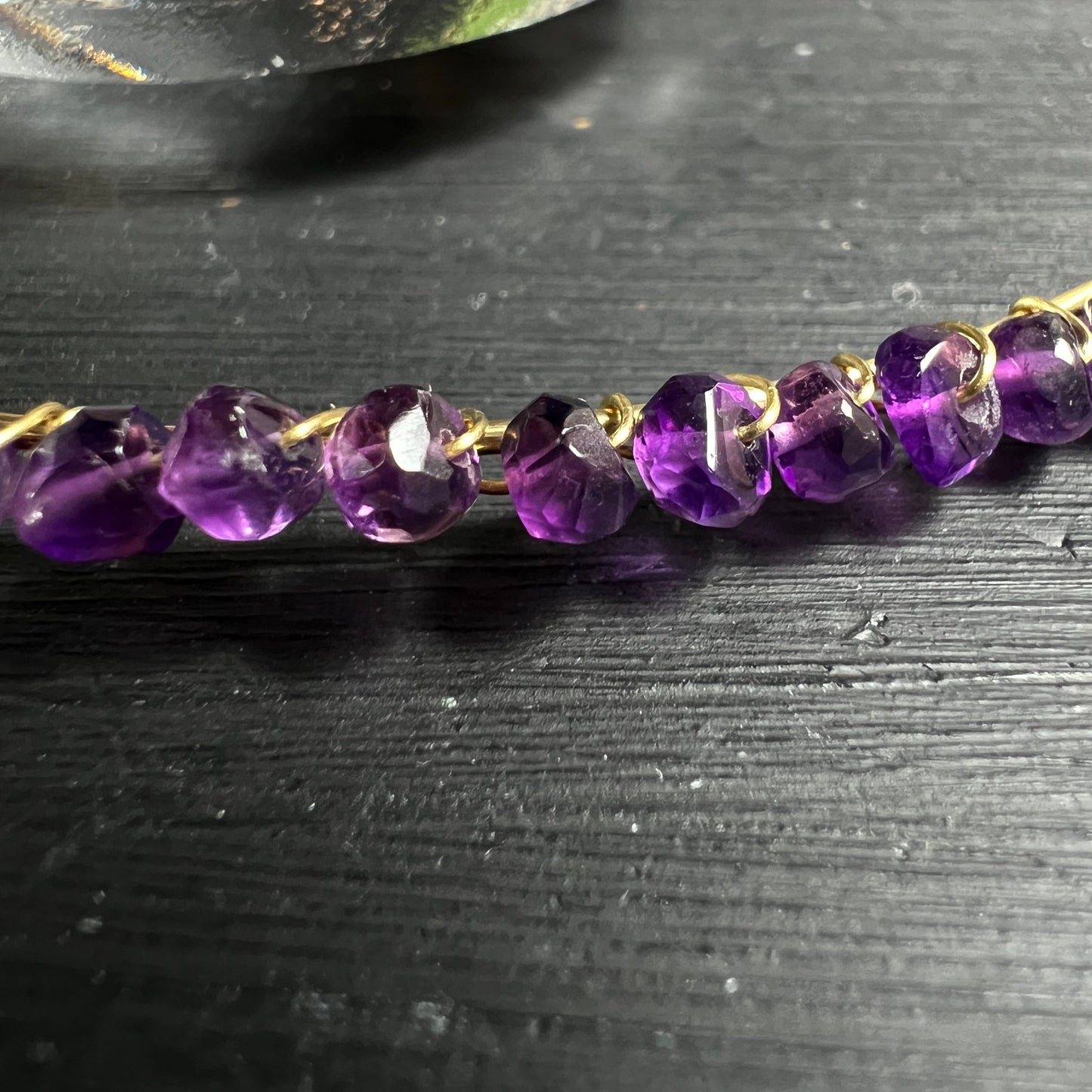 Amethyst Perlen Detail | Glaskristall Sonne | Lila Facetten Nahaufnahme | Gold Draht | Happy Minerals