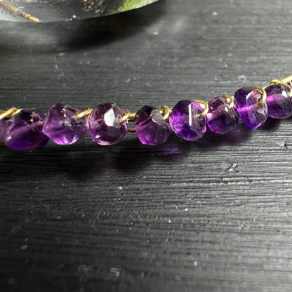 Amethyst Perlen Detail | Glaskristall Sonne | Lila Facetten Nahaufnahme | Gold Draht | Happy Minerals