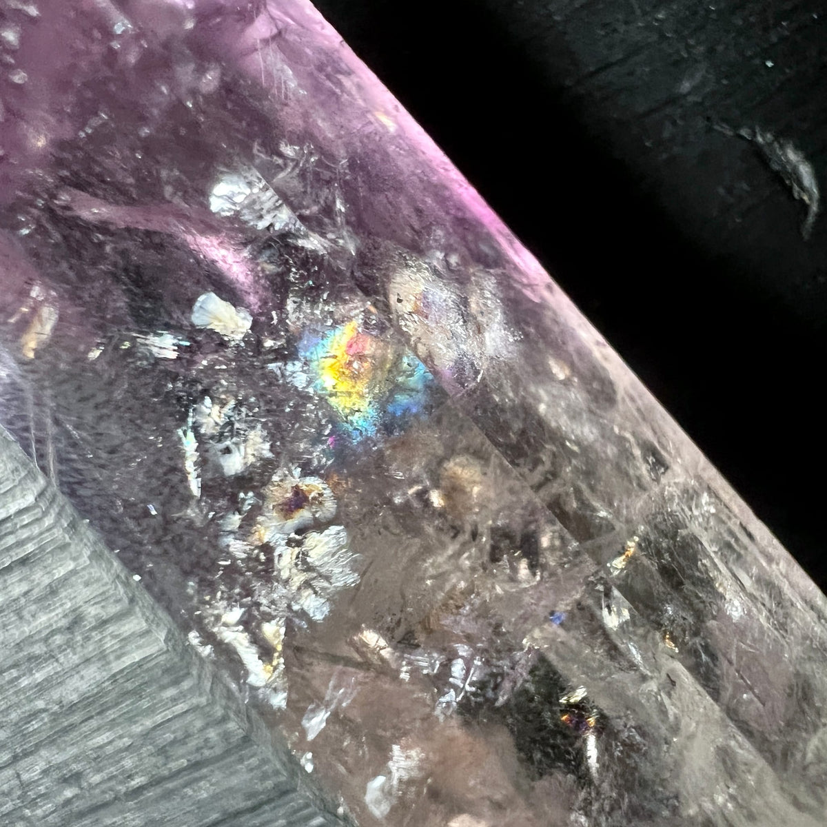 Amethyst Detail | Regenbogenreflex | violetter Schleier | mystische Kristallstruktur | Happy Minerals