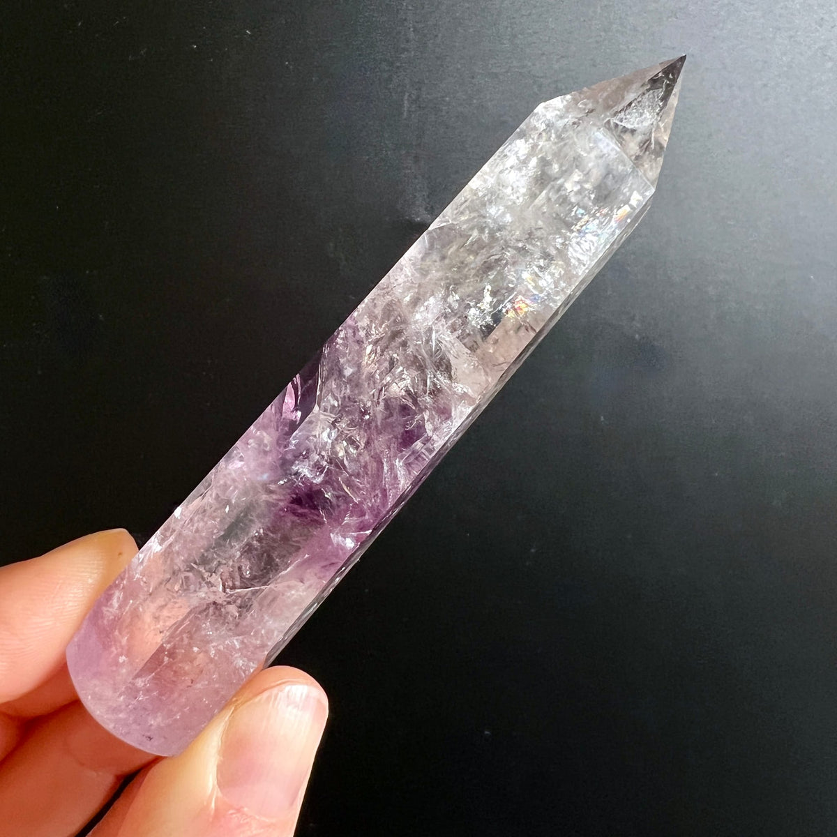 Phantomamethyst | in Hand gehalten | lavendelfarbene Spitze | facettierter Kristallstab | Happy Minerals