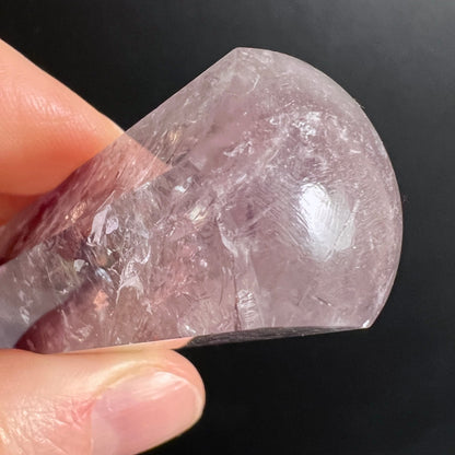 Geist-Amethyst | Basis Nahaufnahme | zarte Violetttöne | glänzende Oberfläche | Happy Minerals