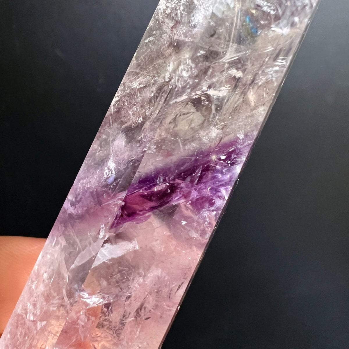 Phantomamethyst | violettes Geisterband | durchscheinender Bergkristall | Detailansicht | Happy Minerals