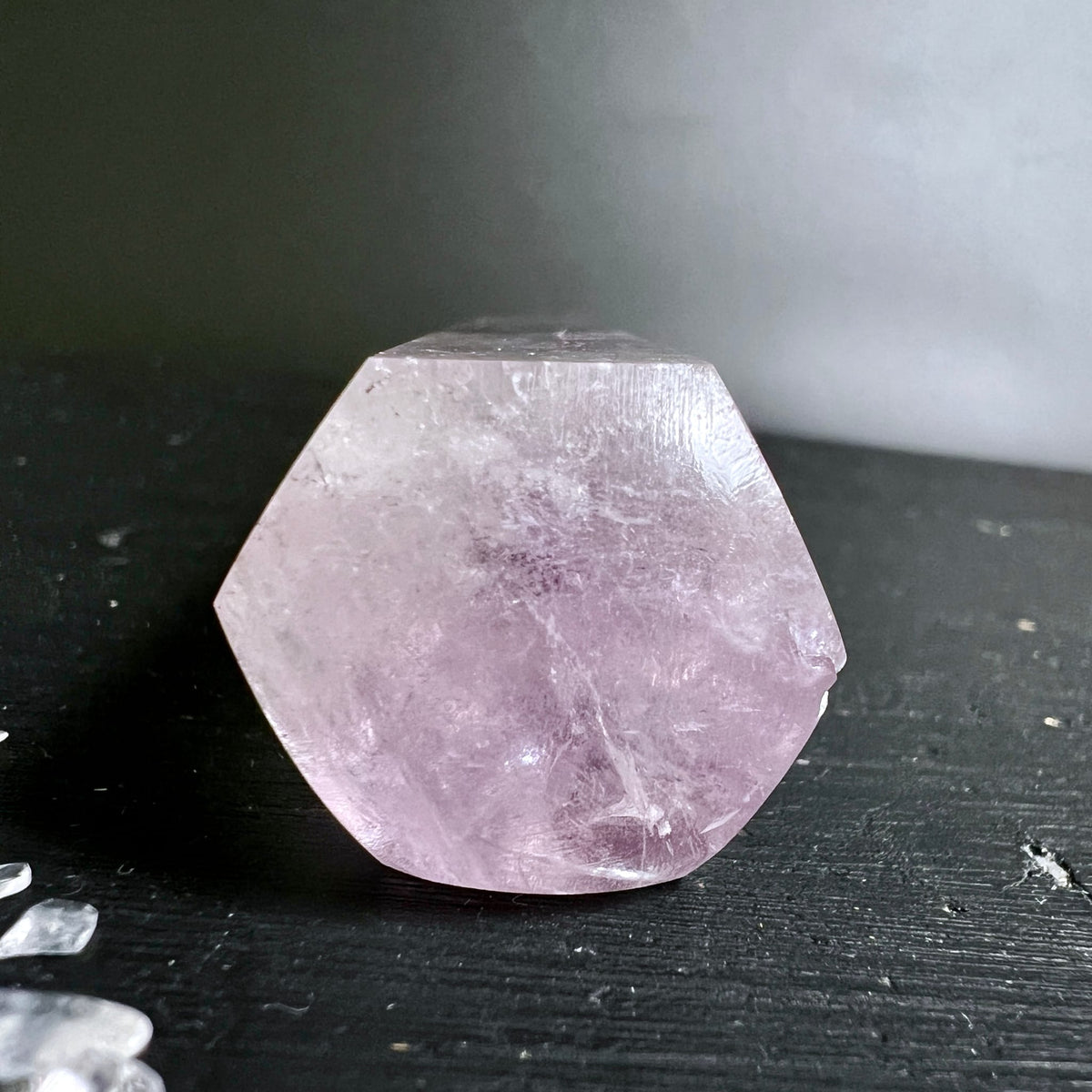 Amethyst Basis | sechseckiger Schliff | zartrosa-violette Nuancen | Naturstein | Happy Minerals