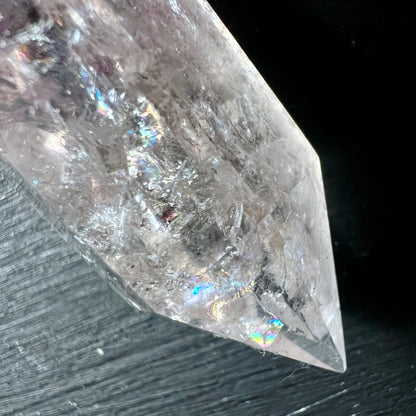 Phantomamethyst Spitze | Regenbogen-Lichtspiel | schimmernde Einschlüsse | Happy Minerals