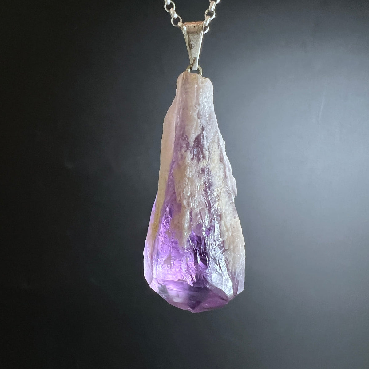 Amethyst Rohstein Anhaenger tropfenfoermig, milchig-weiss mit violetten Zonen und rauer Kristallspitze | Happy Minerals