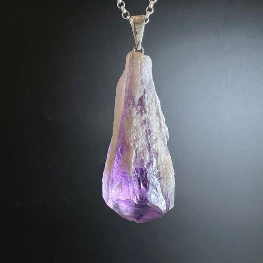 Amethyst Rohstein Anhaenger tropfenfoermig, milchig-weiss mit violetten Zonen und rauer Kristallspitze | Happy Minerals
