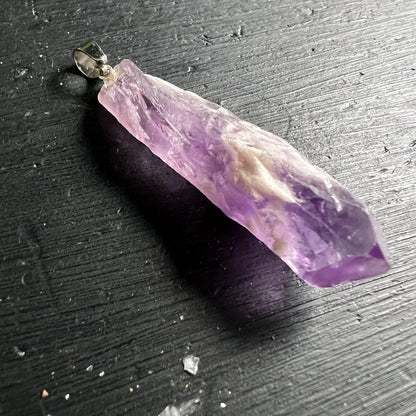 Amethyst Rohstein | zartes Violett | schwarzer Untergrund | Stahlöse silber | Unikat | Happy Minerals