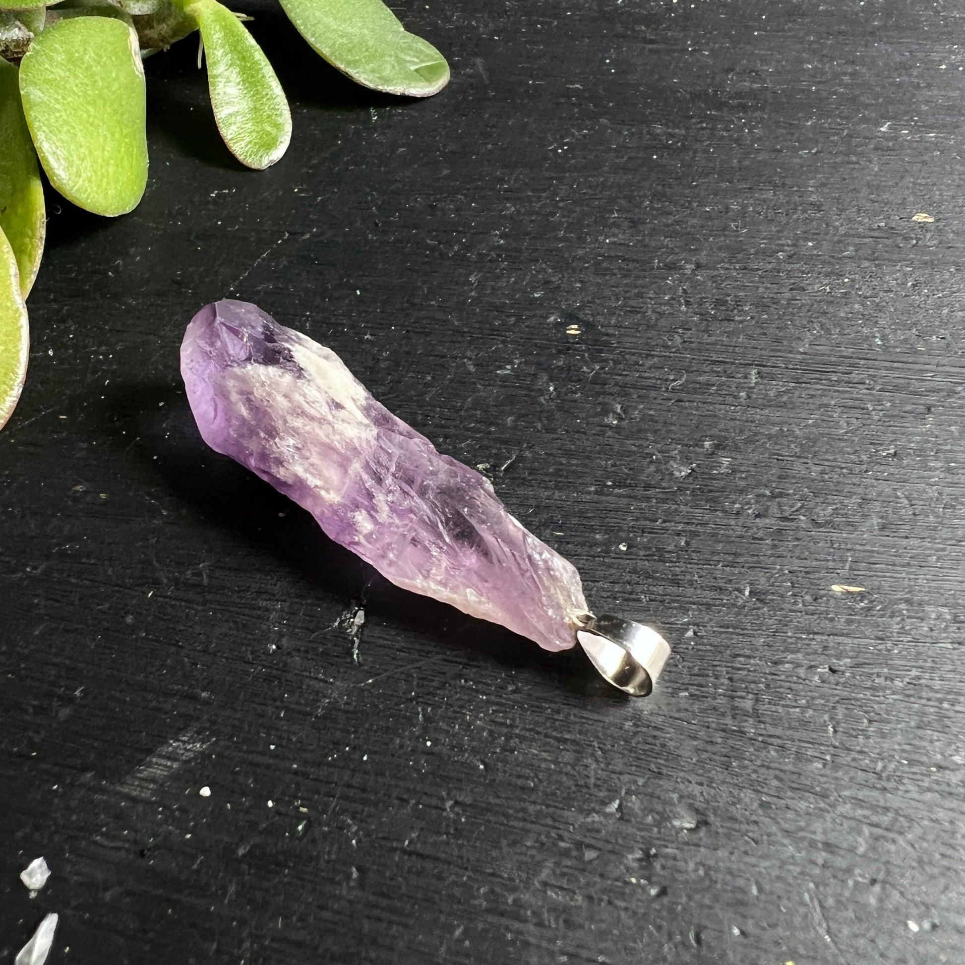 Amethyst Rohstein Anhänger | helles Lila | natürliche Bruchkanten | Sukkulente | Happy Minerals