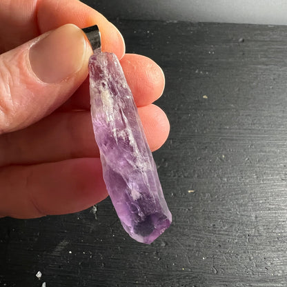 Amethyst Rohstein in der Hand | transparentes Violett | Größenvergleich | Stahlöse | Happy Minerals