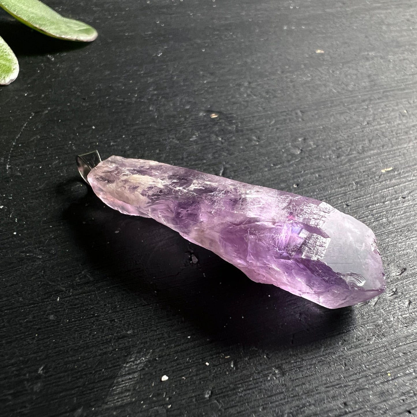 Amethyst Rohstein Unikat | liegend | spitzer Kristall | lilane Farbverläufe | Happy Minerals