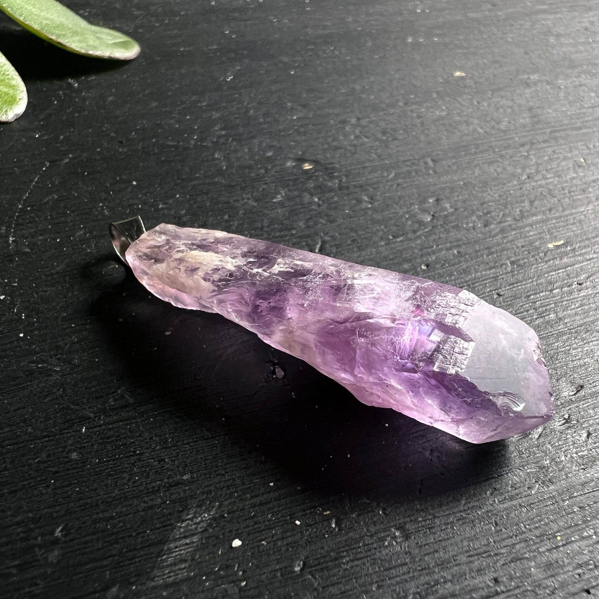 Amethyst Rohstein Unikat | liegend | spitzer Kristall | lilane Farbverläufe | Happy Minerals