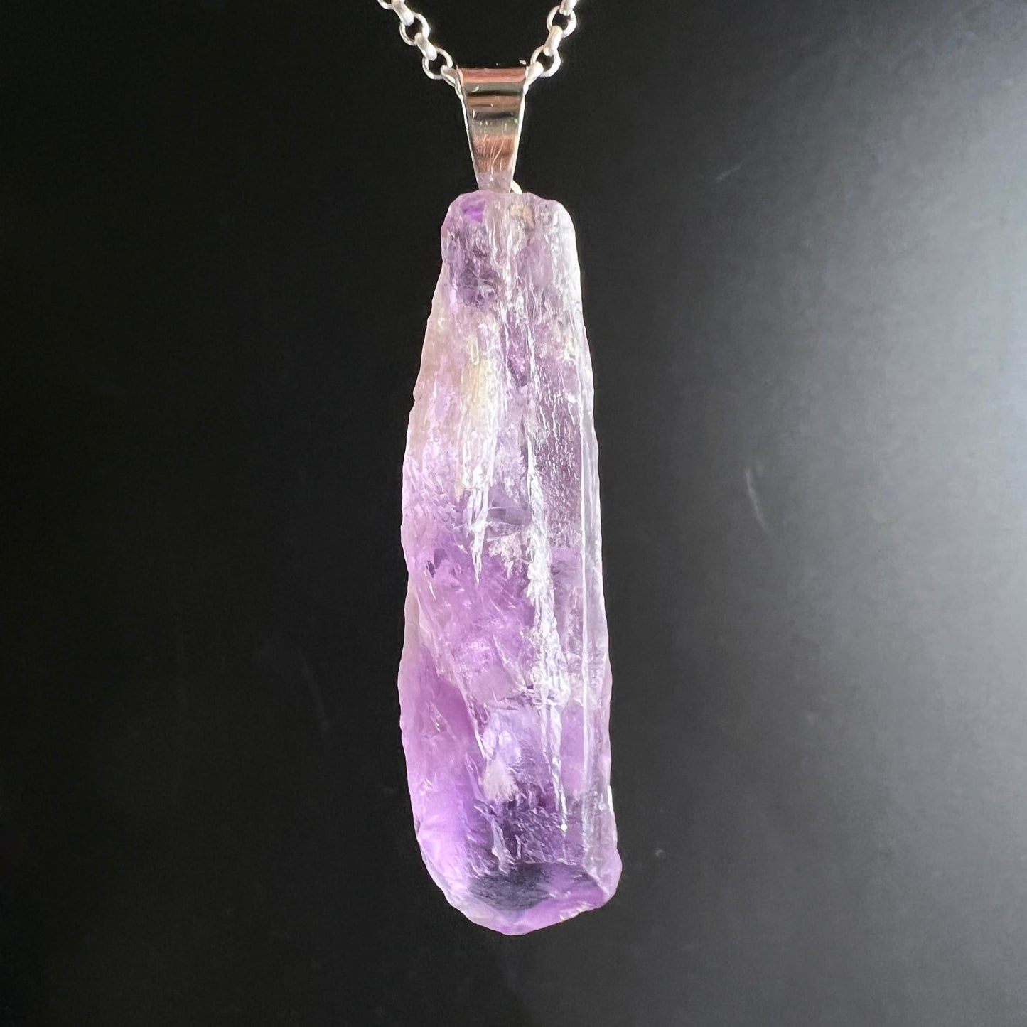 Amethyst Rohstein Anhänger hängend | schwarzer Hintergrund | zartes Violett | Silberkette | Happy Minerals