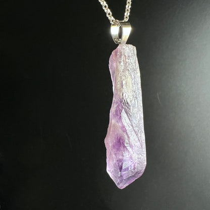 Amethyst Rohstein Unikat | Rückseite | glänzende Flächen | Silberkette | natürliche Form | Happy Minerals