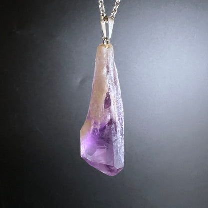 Amethyst Rohstein Anhaenger, spitz zulaufend, milchig-cremefarben mit violetten Kristallzonen, Silberoese | Happy Minerals
