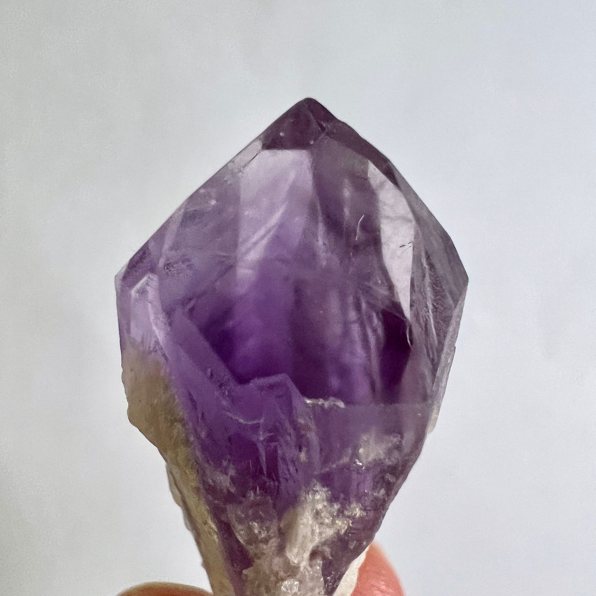 Amethyst Rohstein Anhaenger mit violetten Kristallflaechen, transparenter Spitze und rauchigem Sockel | Happy Minerals