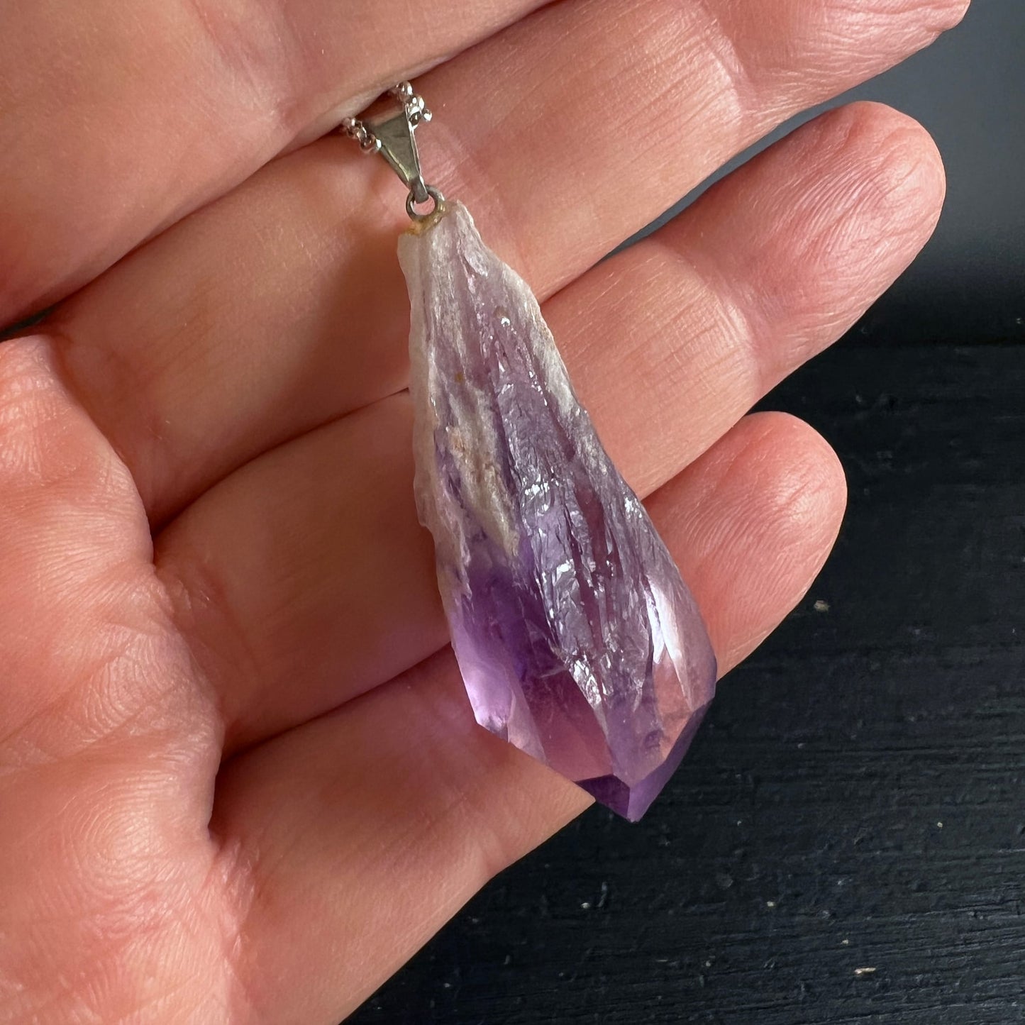 Amethyst Rohstein Anhaenger, spitz zulaufend, milchig-weiss zu tiefviolett, facettierte Spitze | Happy Minerals