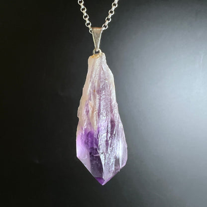 Amethyst Rohstein Anhaenger, Spitze mit klarem Weiss oben und tiefviolettem Kristall unten, Silberoese | Happy Minerals