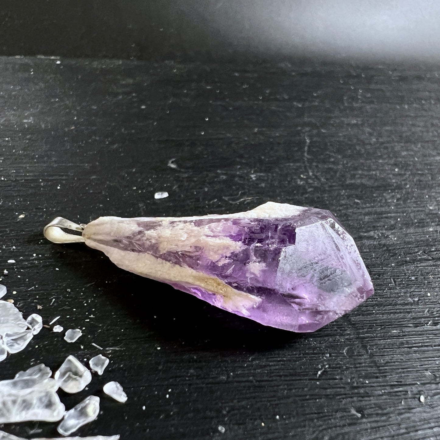 Amethyst Rohstein Anhaenger, violett mit weisser Kappe und diagonaler beiger Ader, unpolierte Spitze | Happy Minerals