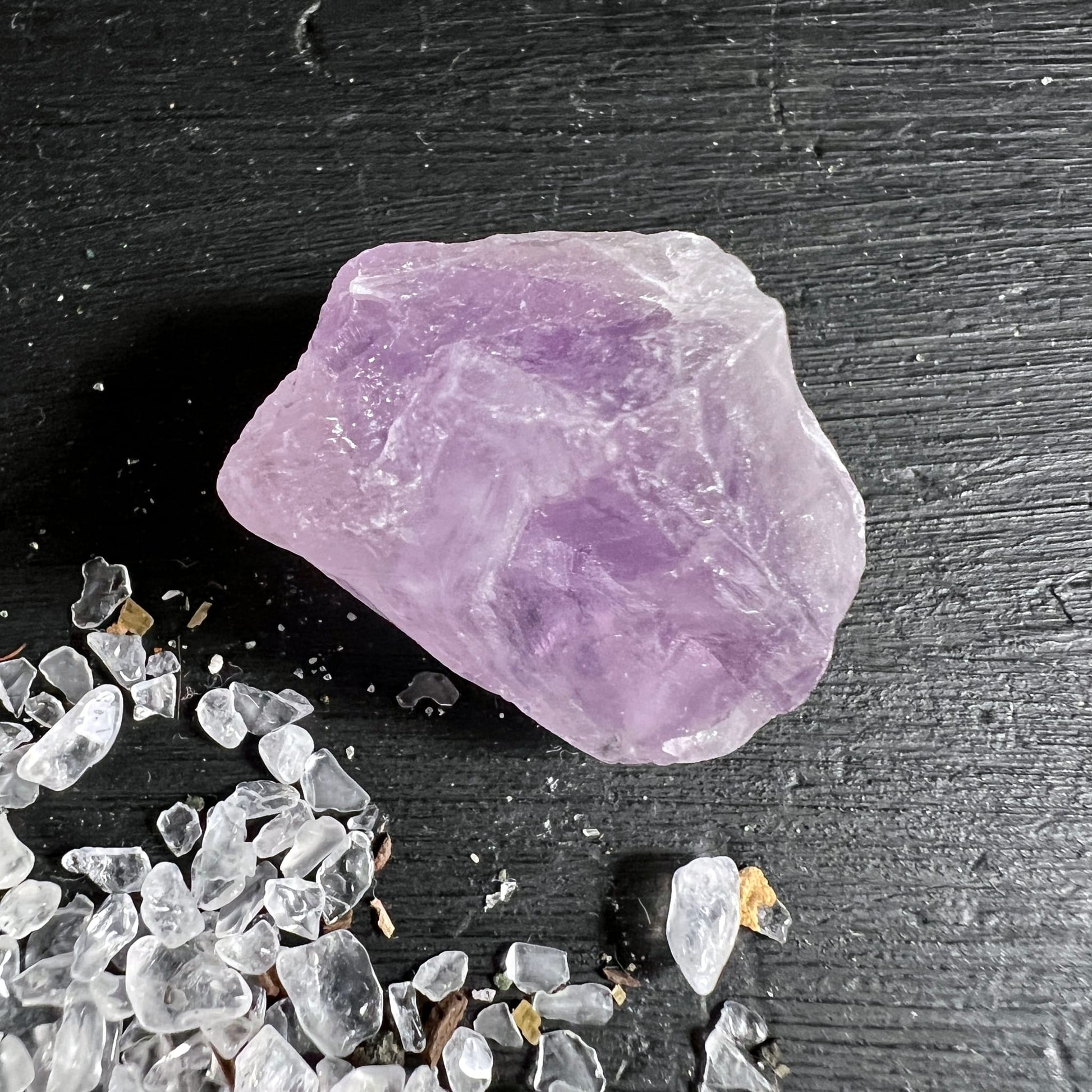 Amethyst Rohstein Brasilien | einzelner Stein | zartlila auf schwarzem Untergrund | Happy Minerals