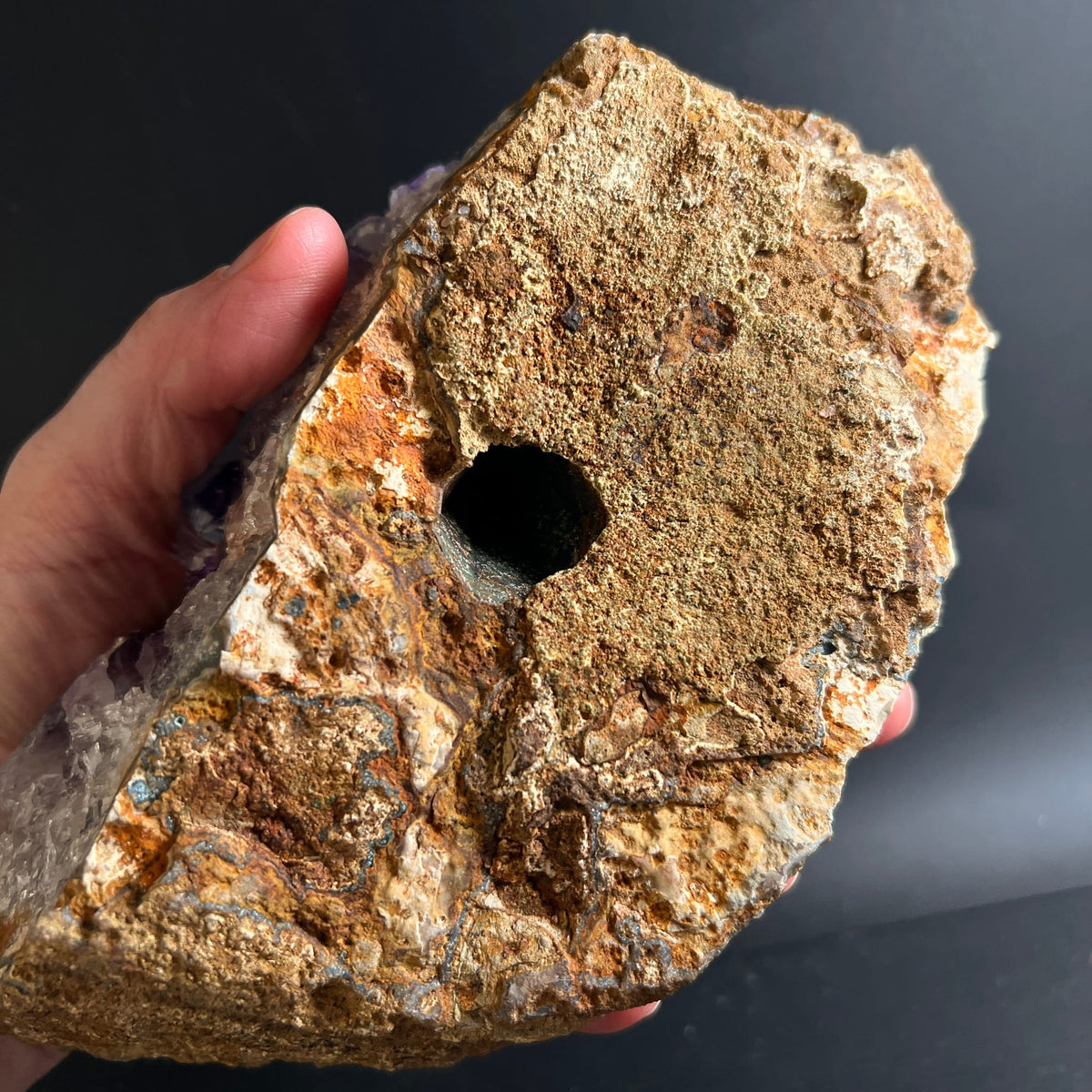 Amethyst Rohstein Unterseite | sandige Matrix mit Hohlraum | Hand haltend | Happy Minerals