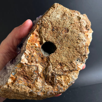 Amethyst Rohstein Unterseite | sandige Matrix mit Hohlraum | Hand haltend | Happy Minerals